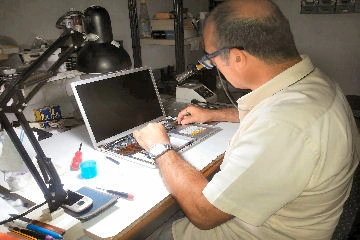 Riparazione computer portatili e fissi: intervento tecnico a Catania Giuseppe Torrisi ripara un computer portatile sul banco del laboratorio
