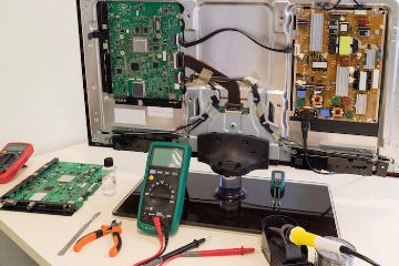 Riparazione televisori LED e LCD a Catania: diagnostica e intervento Televisore aperto sul banco, pronto per la riparazione professionale a Catania